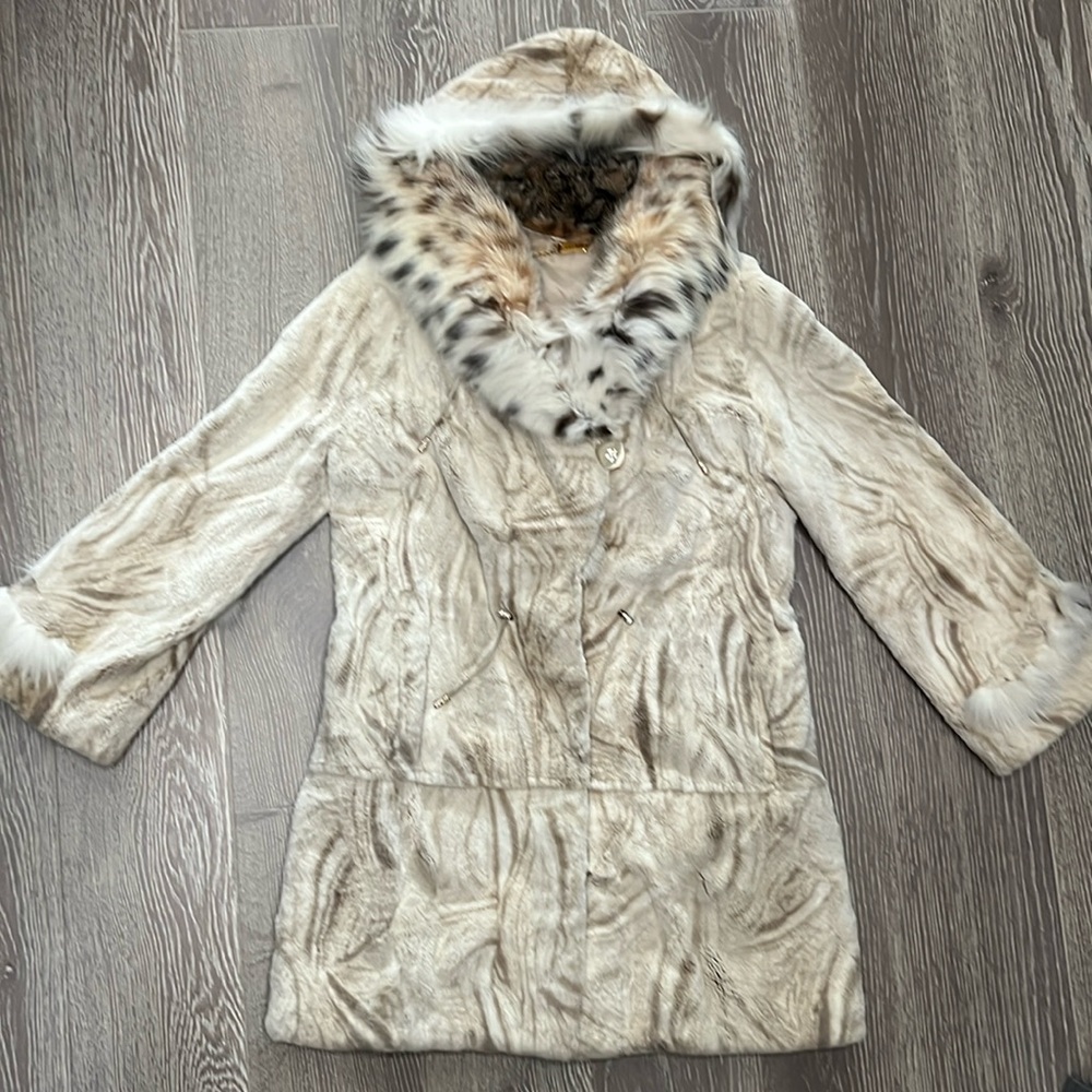 Luxury Beige Fur Coat with Hood – Elegant & Warm
